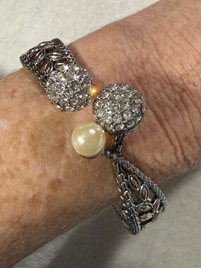 Swarovski and pearl silver bracelet unique in style